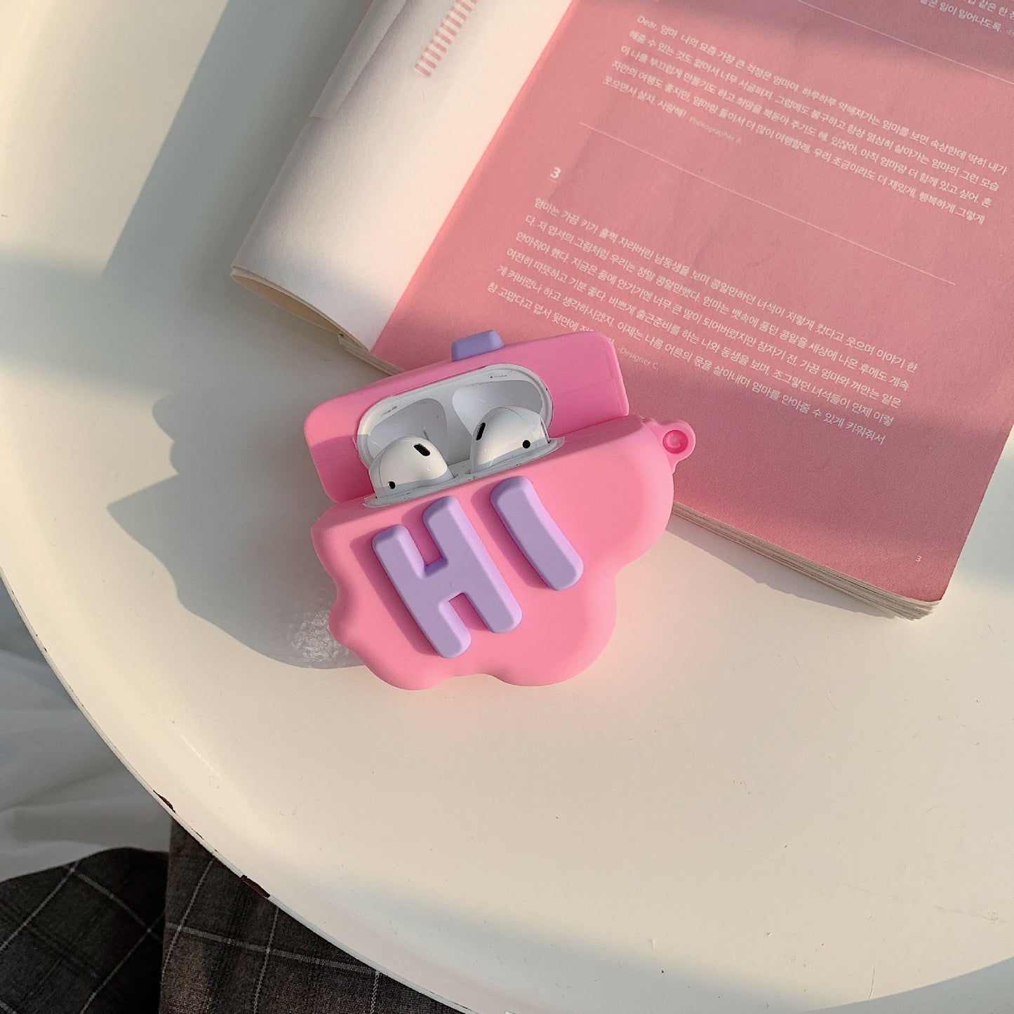 ✨ Coque AirPods 3D Cartoon « HI BYE » – Silicone Souple, Cute et Protège Écouteurs
