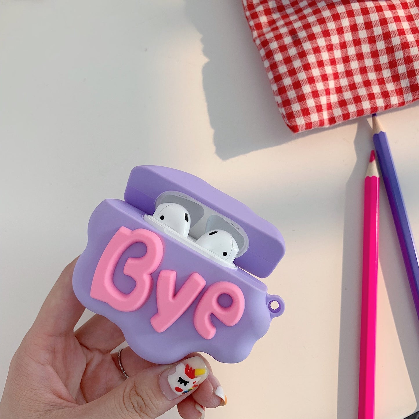 ✨ Coque AirPods 3D Cartoon « HI BYE » – Silicone Souple, Cute et Protège Écouteurs