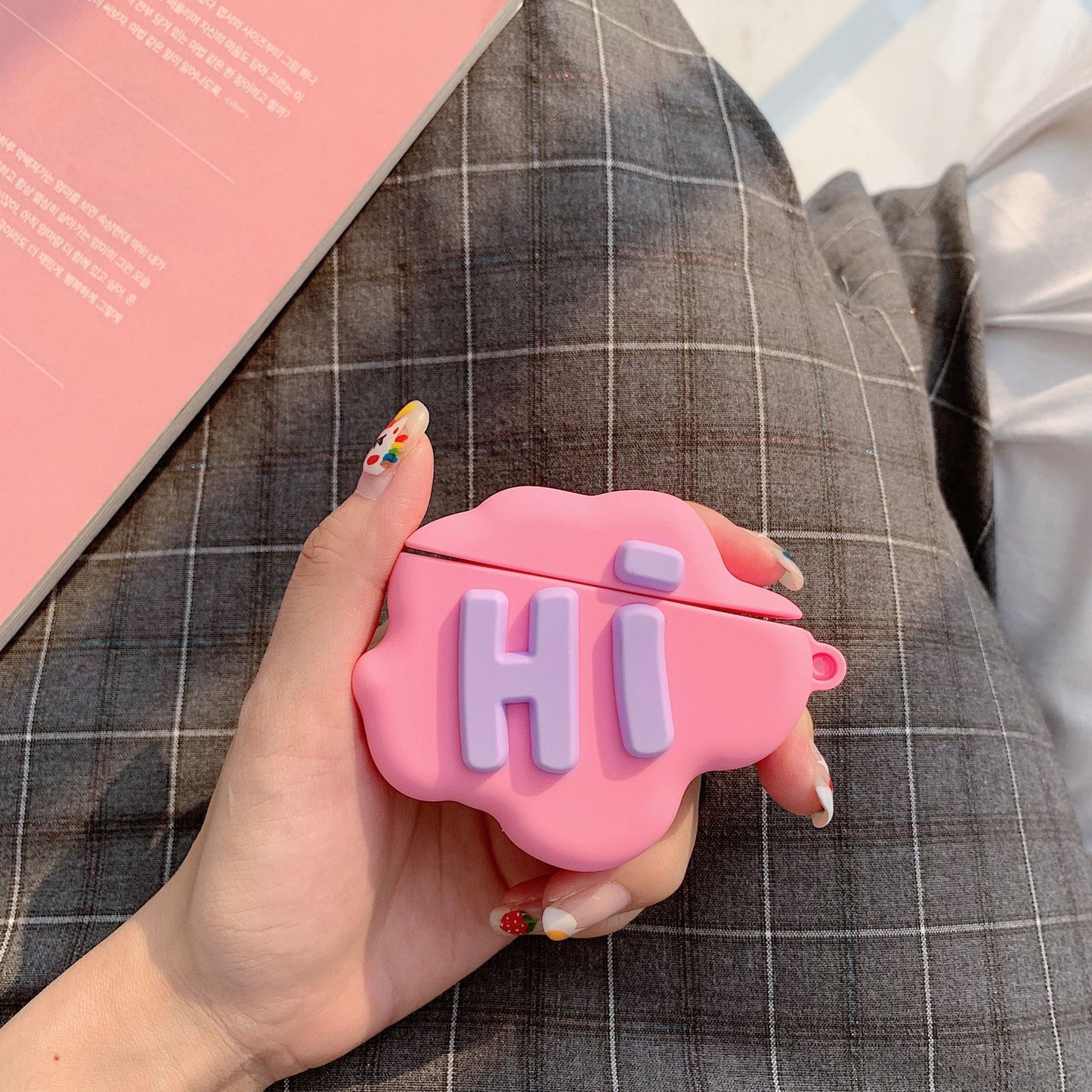 ✨ Coque AirPods 3D Cartoon « HI BYE » – Silicone Souple, Cute et Protège Écouteurs