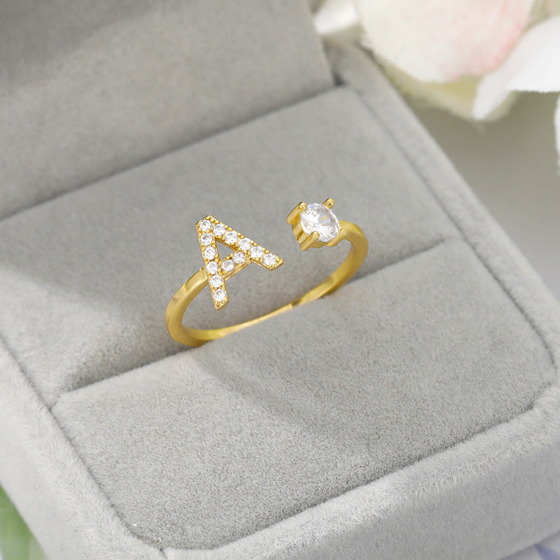 🌟 Bague Initiale en Zircon – Personnalisez Votre Style