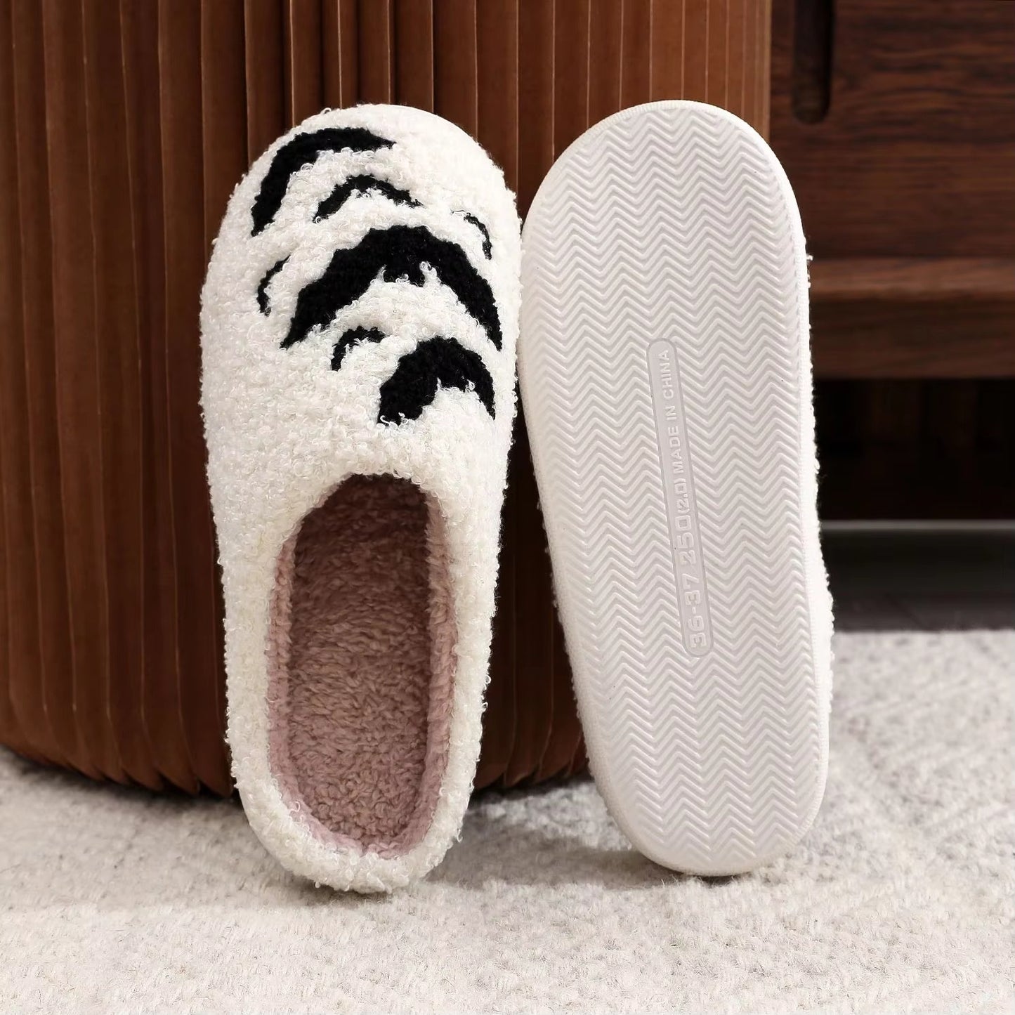 Chaussons Fluffy Fête – Intérieur Confortable pour Femme et Homme