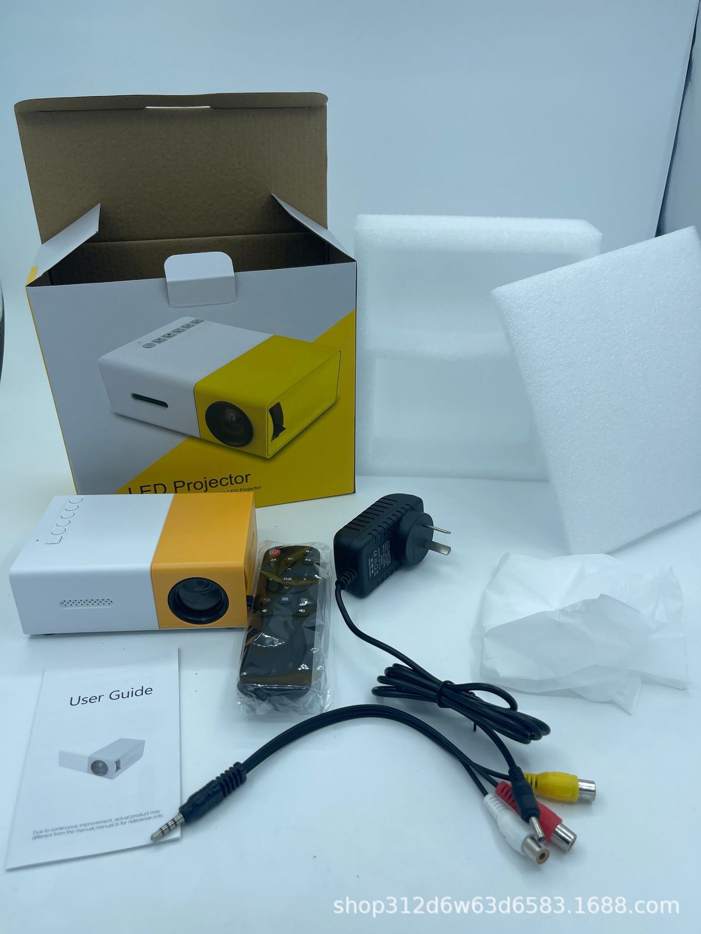 Mini Projecteur YG300 – Compact, Jaune & Haute Définition